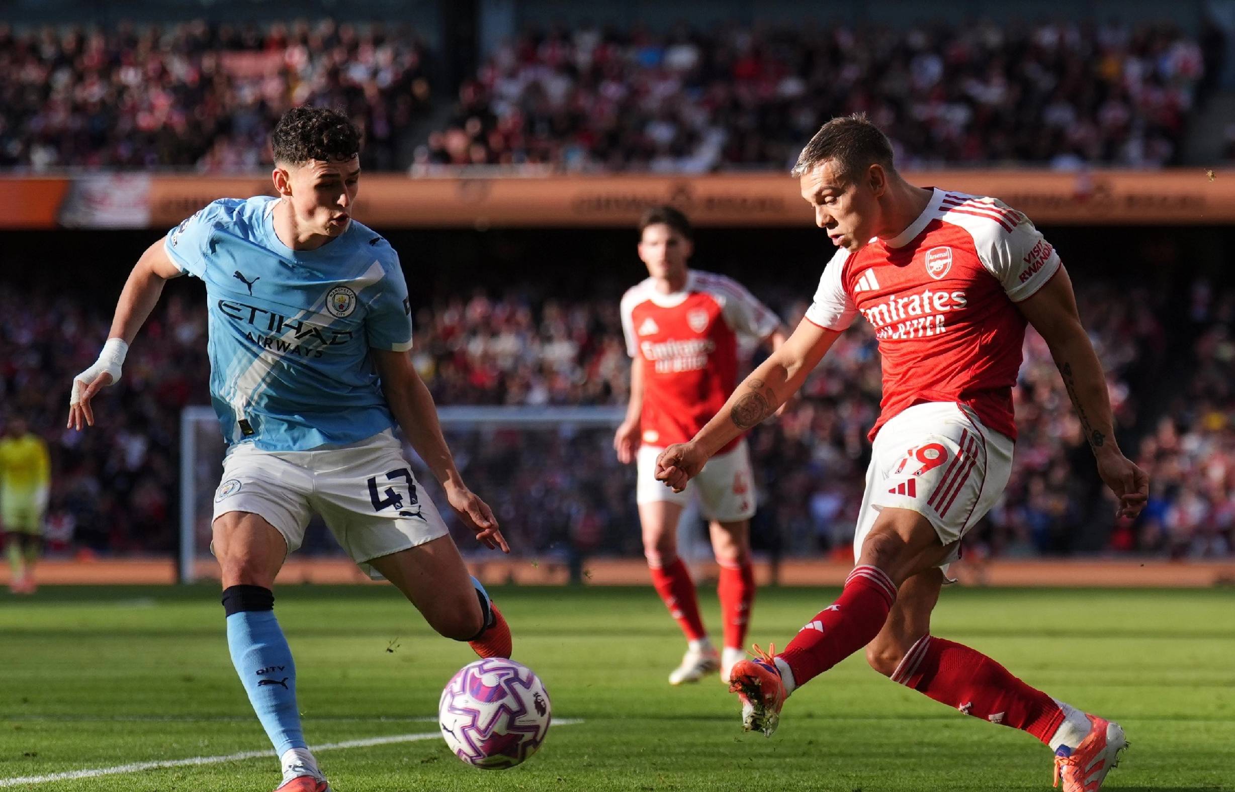 球迷：这球不进都对不起场地