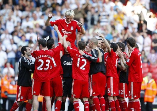 墨西哥一处世界杯训练场地状况百出：一角长满了树，边线是弯的