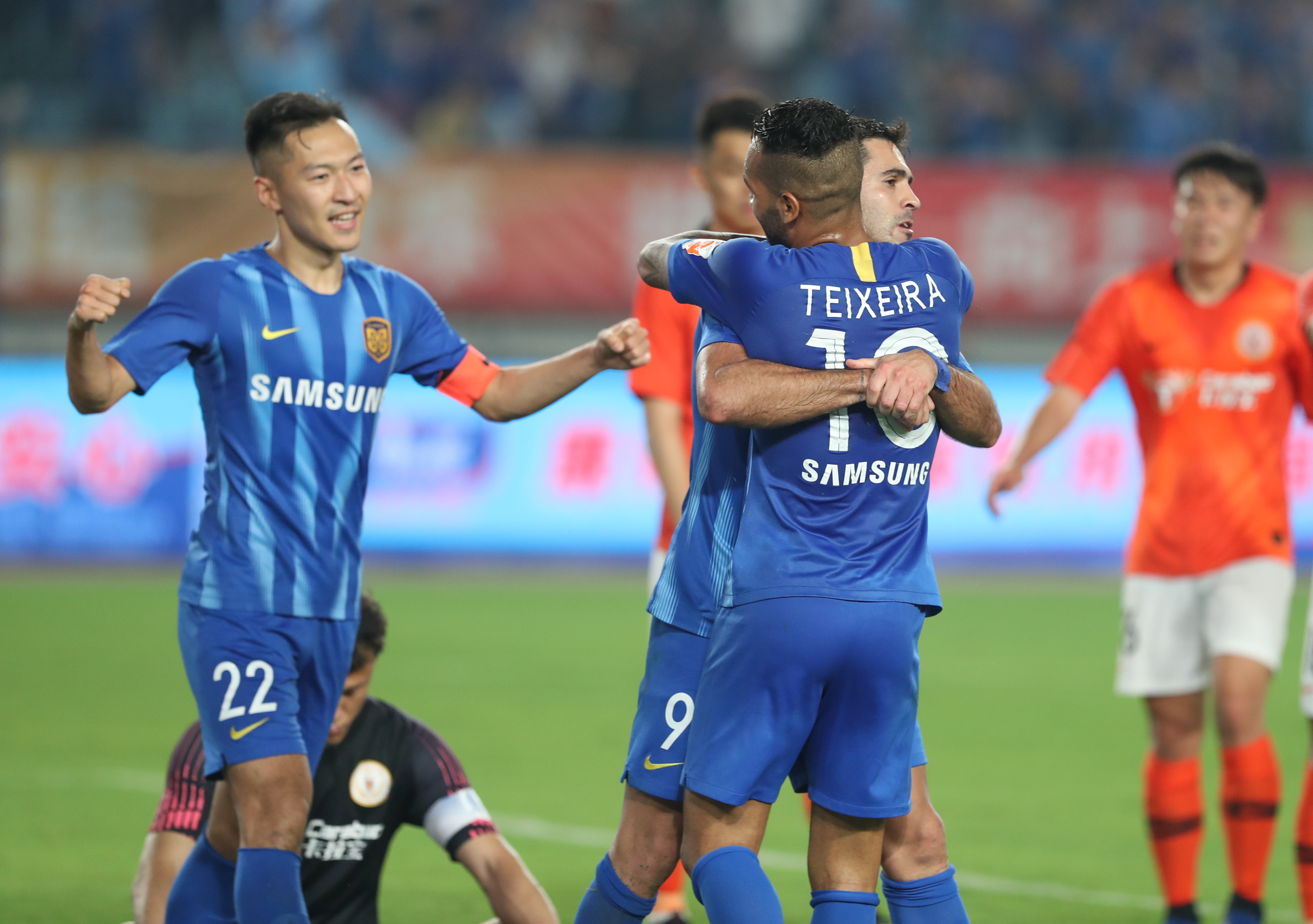 皇马本泽马梅开二度助球队获胜